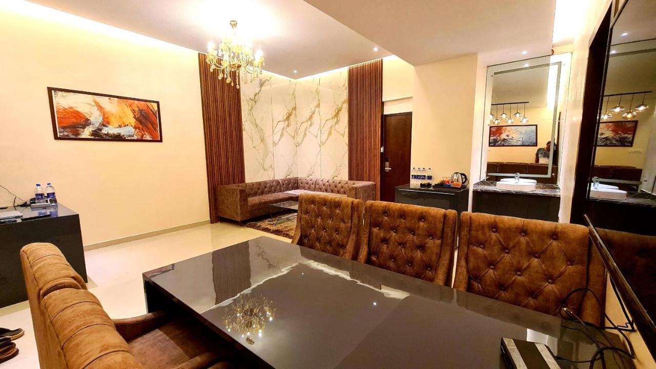 Galaxy Club & Hotel Bijāpur Екстериор снимка