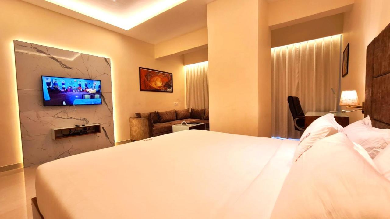 Galaxy Club & Hotel Bijāpur Екстериор снимка
